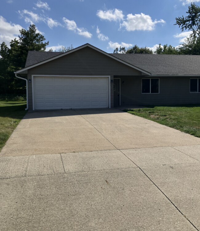 Building Photo - 3 Bedroom Home for rent in Newton, IA