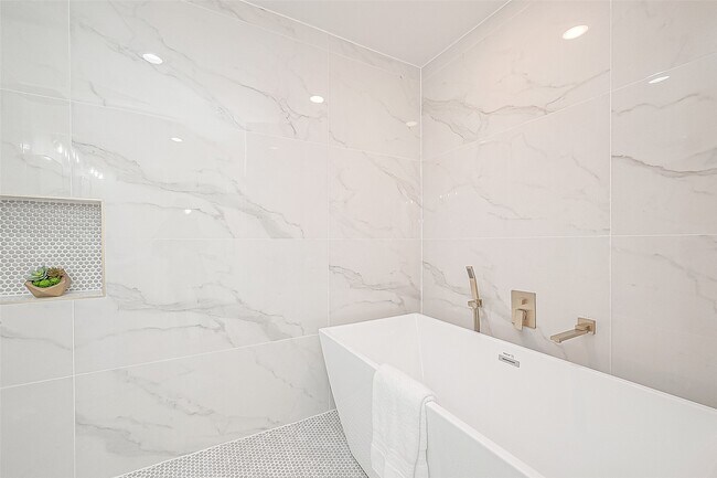 Building Photo - 6254 Locke Ln