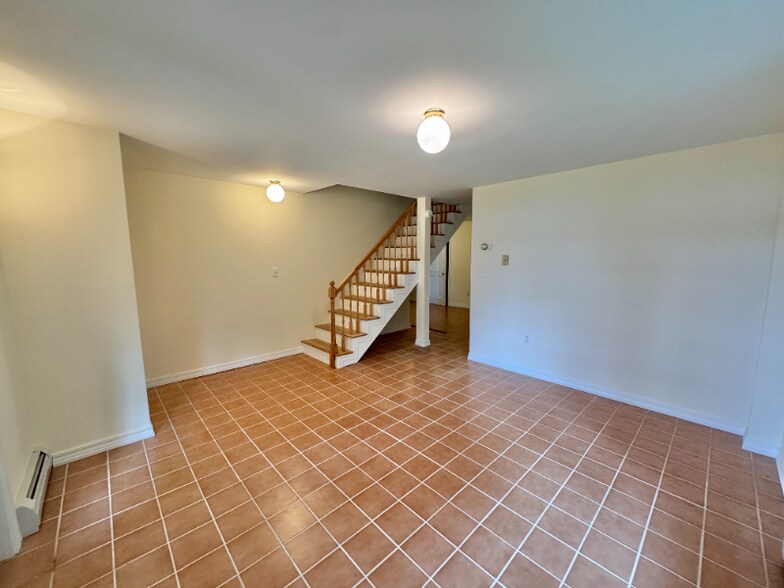 Building Photo - 152 Pond Shore Way
