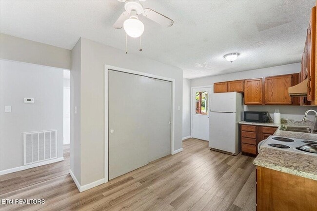 Building Photo - 5917 W Pine Ln