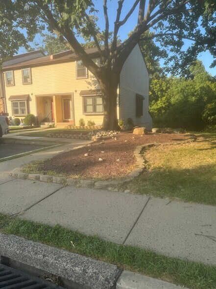 Building Photo - 933 Bancroft Pl