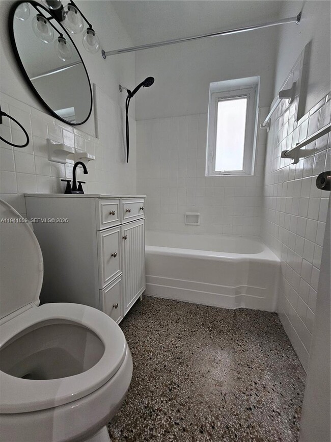 Building Photo - 1100 NE 115th St