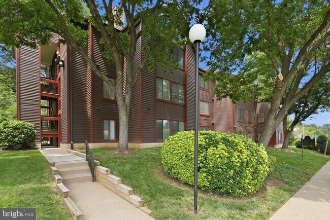 Building Photo - 2822 Lee Oaks Pl