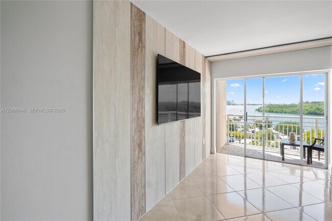 Building Photo - 400 Kings Point Dr