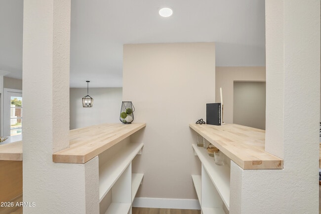 Building Photo - 1018 W Ivanhoe St