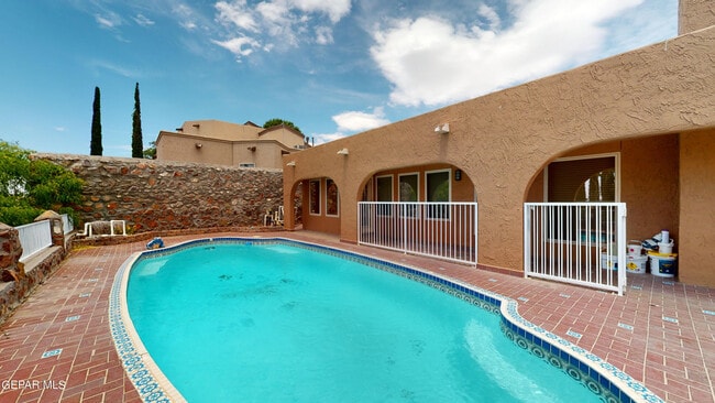 Building Photo - 801 Claravista Ln