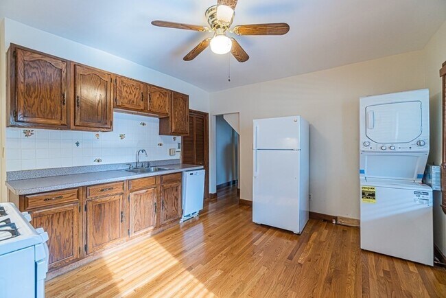 Primary Photo - 147 River St
