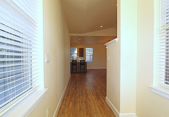 Building Photo - Charming 3-Bedroom Home in NE Bend – Close...