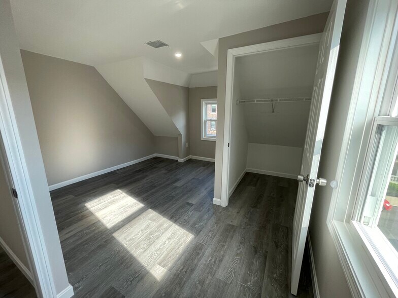 Building Photo - 16 Long Ave