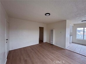 Building Photo - 324 E 79th St