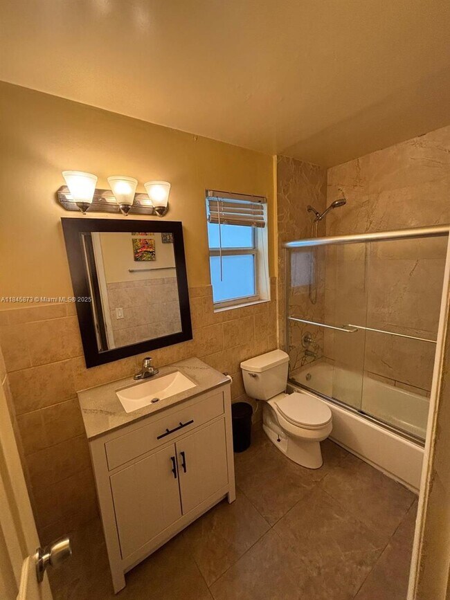 Building Photo - 1104 N 17th Ct