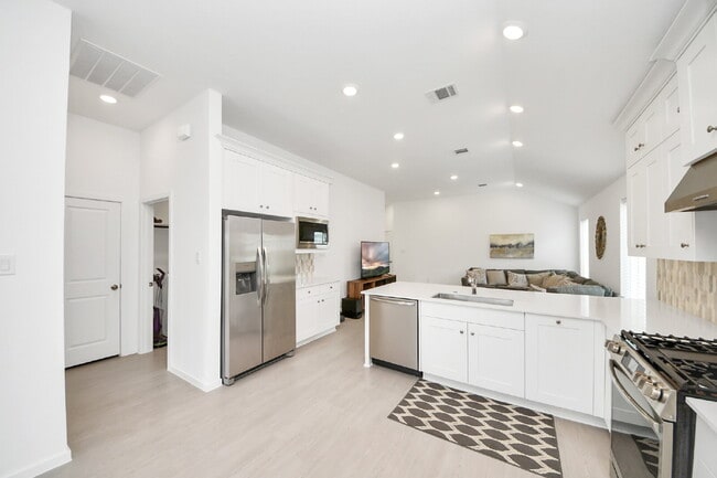 Building Photo - Immediate Move-In Ready 3-Bedroom Home in Rosharon. Comfort, Space & Easy Living