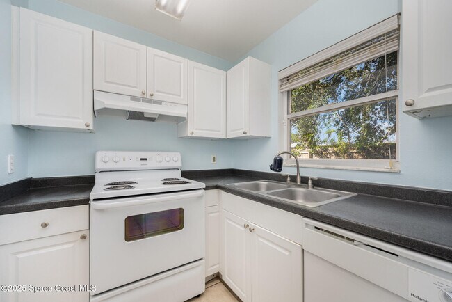 Building Photo - 130 Summer Pl