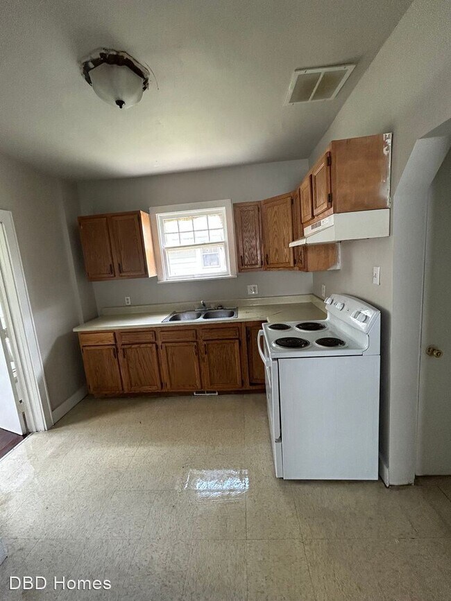 Building Photo - 3 br, 1.5 bath House - 2905 Central Dr
