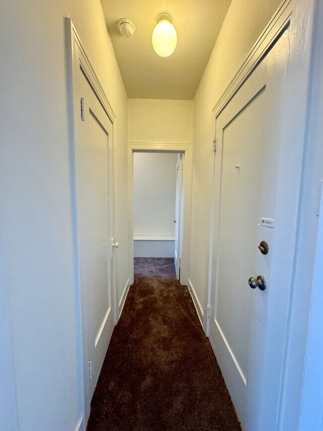 Building Photo - Spacious and bright Large Studio Centrally...