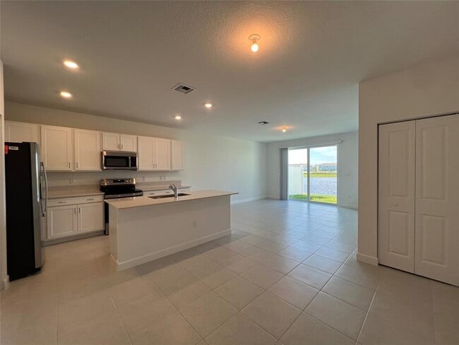 Building Photo - 655 SE Lk Fls St