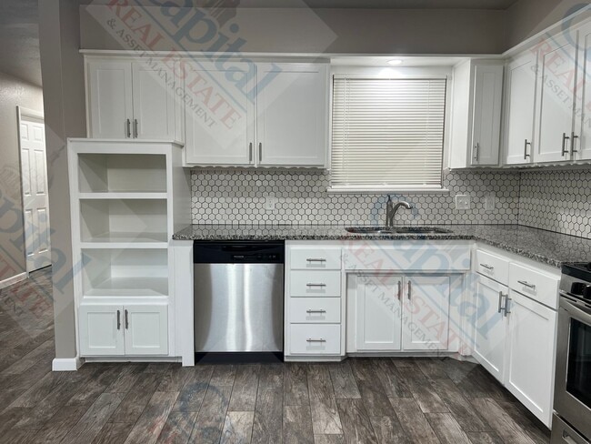Building Photo - Spacious 3 Bedroom