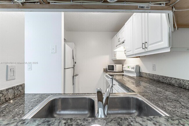 Building Photo - 1033 Twin Lakes Dr