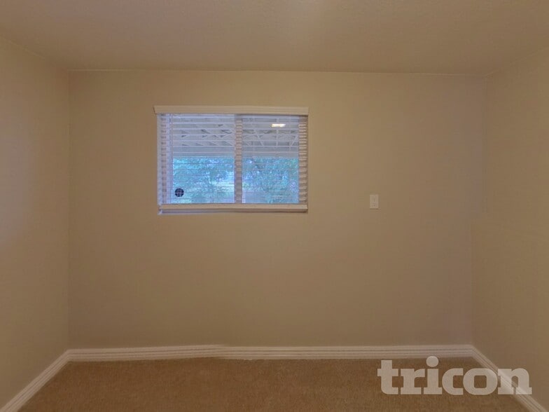 Building Photo - 6725 Defoe Ave