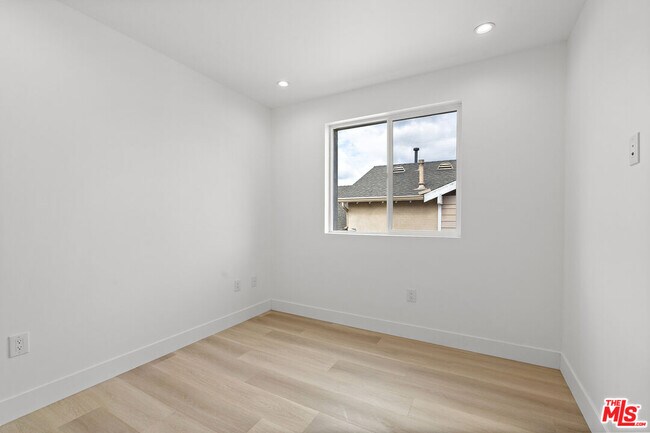 Building Photo - 10742 Hortense St