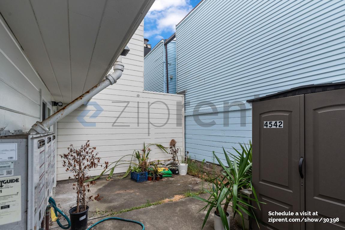 Building Photo - Unit A