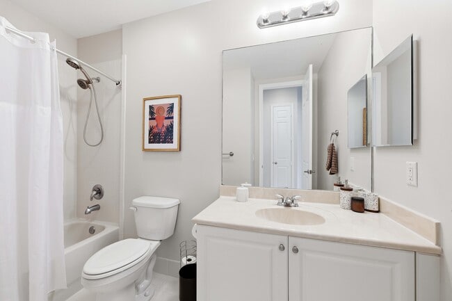 Building Photo - 11850 Valencia Gardens Ave