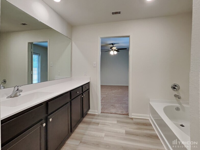 Building Photo - 23020 Shakespeare Dr
