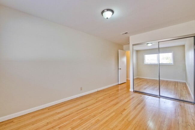 Building Photo - Beautiful Birdland Home on Quiet Cul-de-Sa...