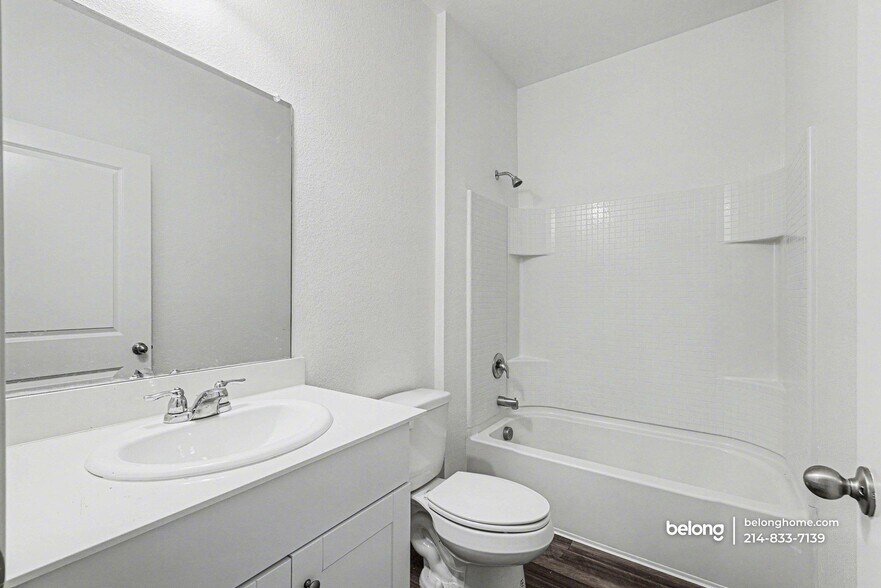 Building Photo - 1806 Chapel Hl Rd