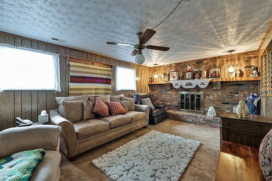 Building Photo - 5938 Fairdale Dr