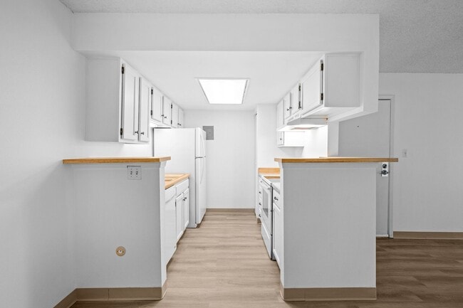 Building Photo - Updated 1BD/1BA Condo in DTC – Available Now!