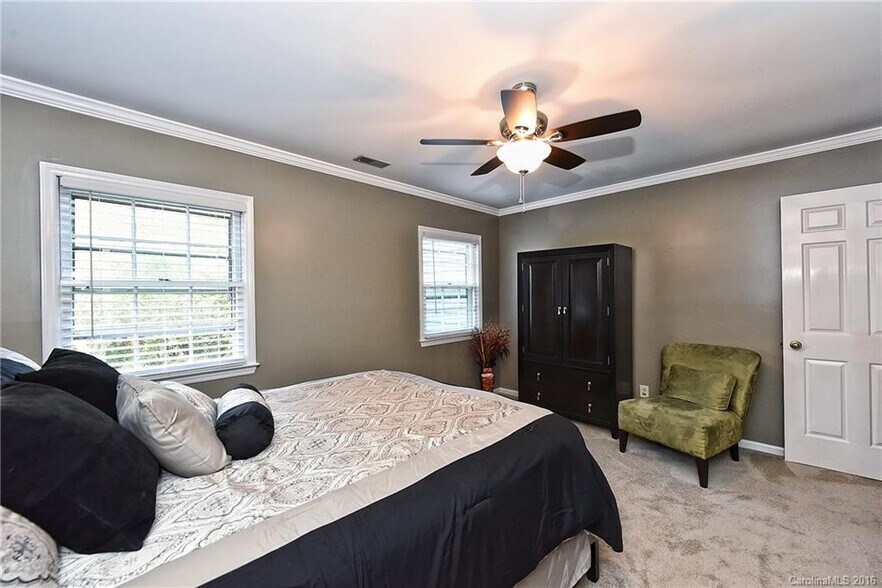 Building Photo - 3300 Selwyn Farms La