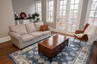 Building Photo - 3-Bed Urban Retreat with Fireplace & Granite Touches in Lincoln Park