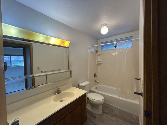 Building Photo - Spacious 2-bedroom unit now available at N...