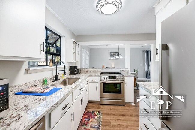 Building Photo - Charming and Spacious Home