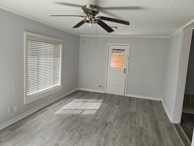 Building Photo - Cline St