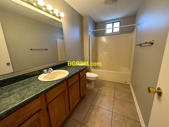 Building Photo - 2 Bd, 1 1/2 BA, townhouse in Sherwood.