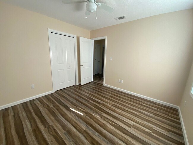 Building Photo - Economical 2Bed/1Ba Duplex Unit w/Bonus Ro...