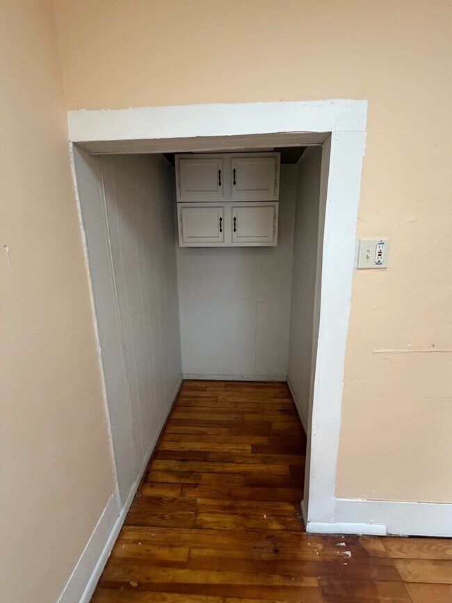 Building Photo - 612 Cherry St