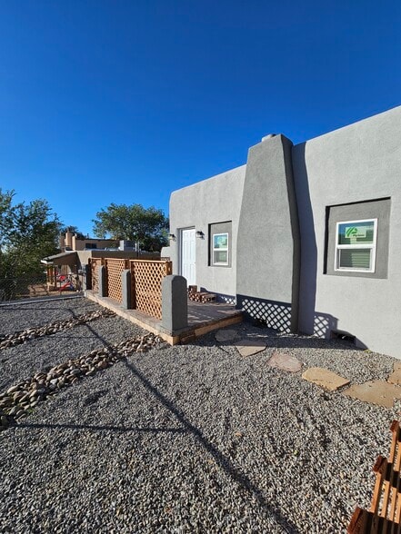 Building Photo - 241 Estancia Dr NW