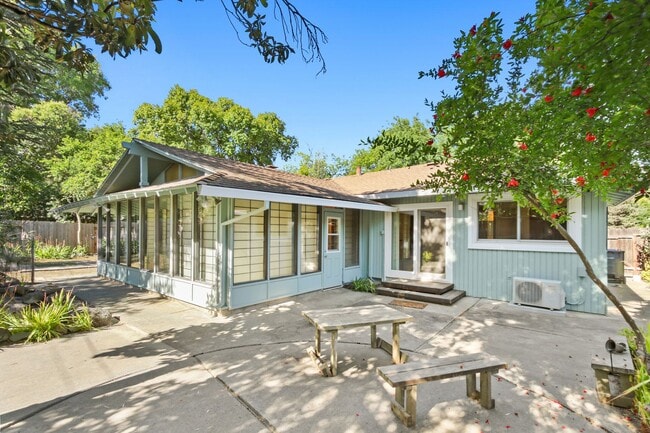 Building Photo - 4 Bedroom 3 Bathroom in Central Davis - Immediate Move-In