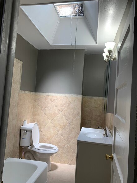 Bathroom - 5235 Beaumont Ave