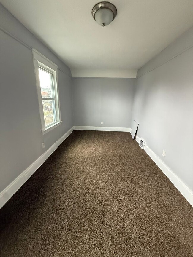 Building Photo - 4bd Single Section 8