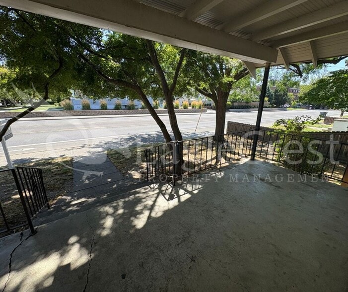 Building Photo - Large 8-Bedroom Home Across from Whitman College – Lawn Care Included