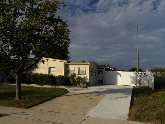 Building Photo - Cute 2 Bedroom 1 Bath with huge Screen Porch * Call Sheila M at 386-804-6675