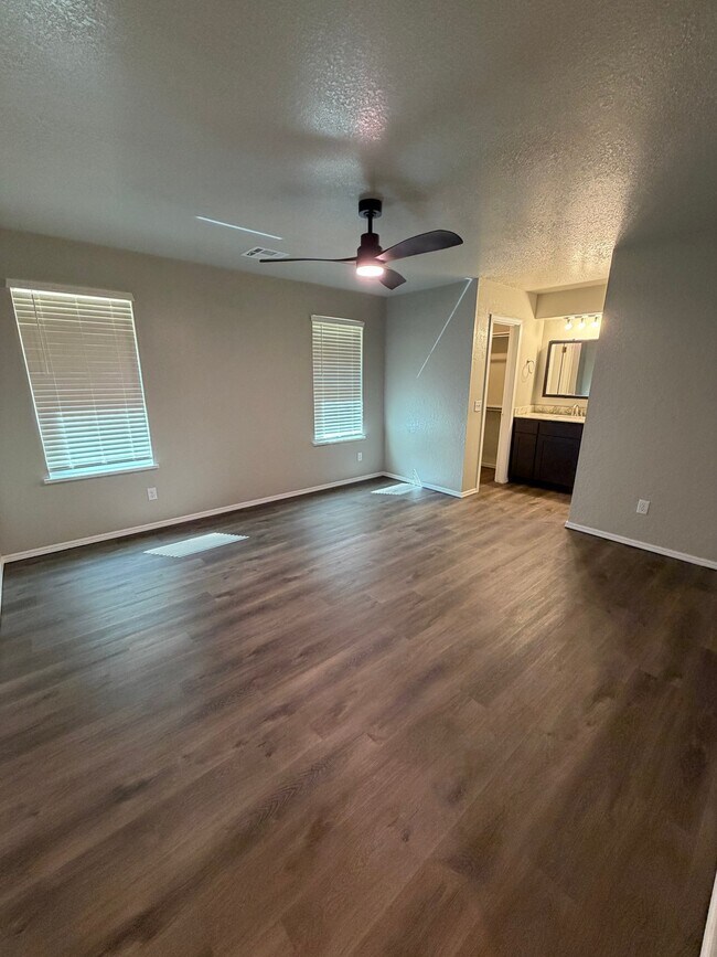 Building Photo - 1405 S Avery Dr