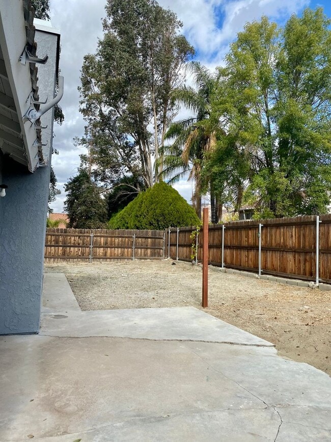 Building Photo - 3 bedroom 2 bath House in San Jacinto - Available now!