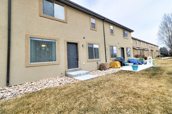 Building Photo - 3 bed 2.5 bath townhome in Salem