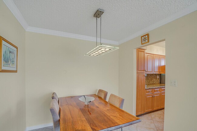 Building Photo - 202 W High Point Terrace