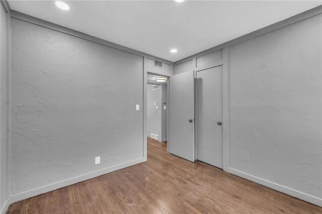 Building Photo - 114 N Emma St